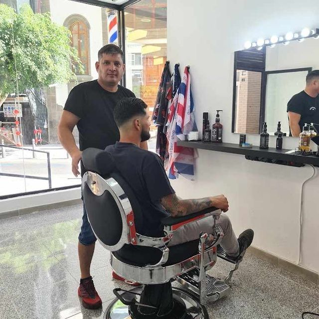 peluquero con cliente